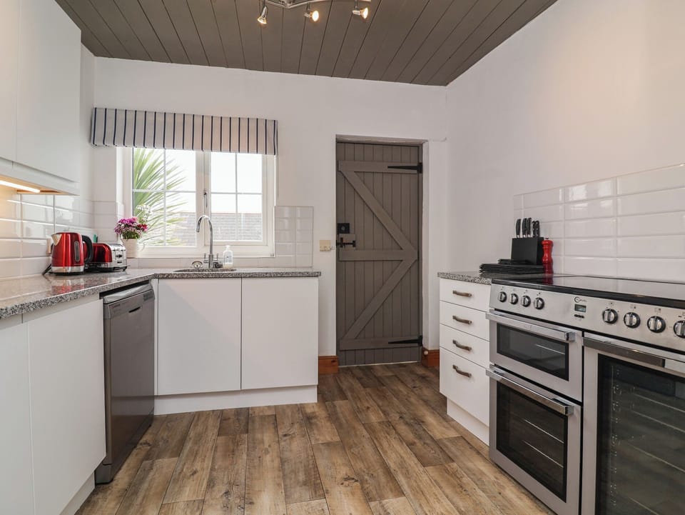 Cottage | Private kitchen | Fridge, dishwasher, electric kettle, toaster