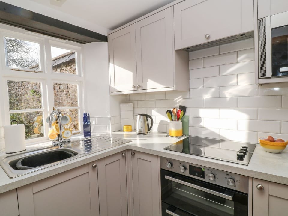 Fridge, cookware/dishes/utensils