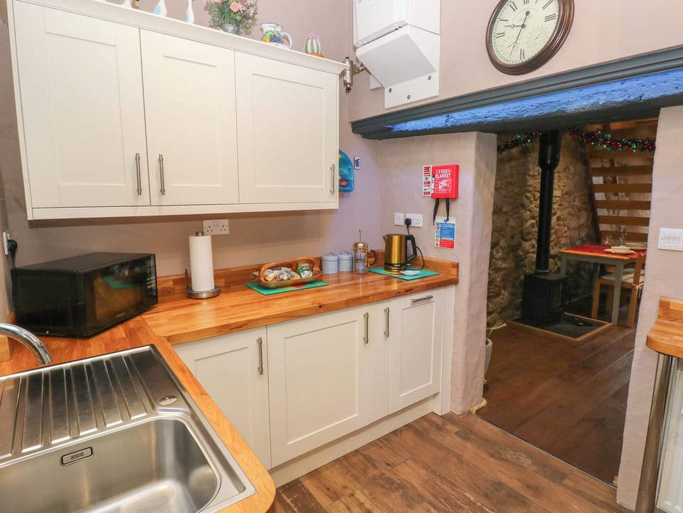 Fridge, dishwasher, toaster, cookware/dishes/utensils