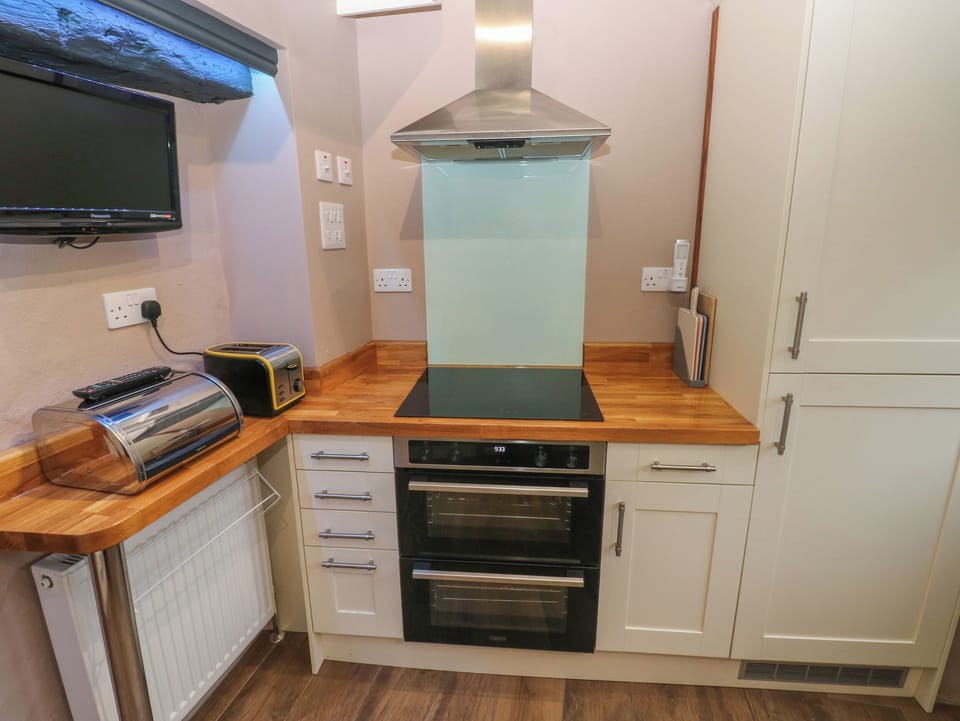 Fridge, dishwasher, toaster, cookware/dishes/utensils