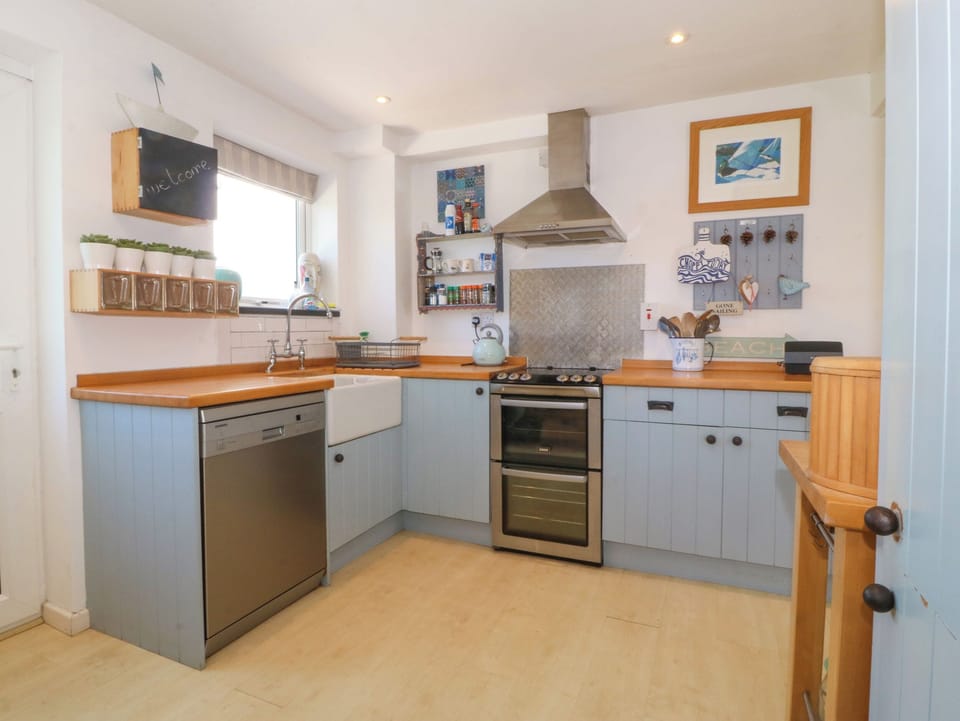Fridge, dishwasher, cookware/dishes/utensils