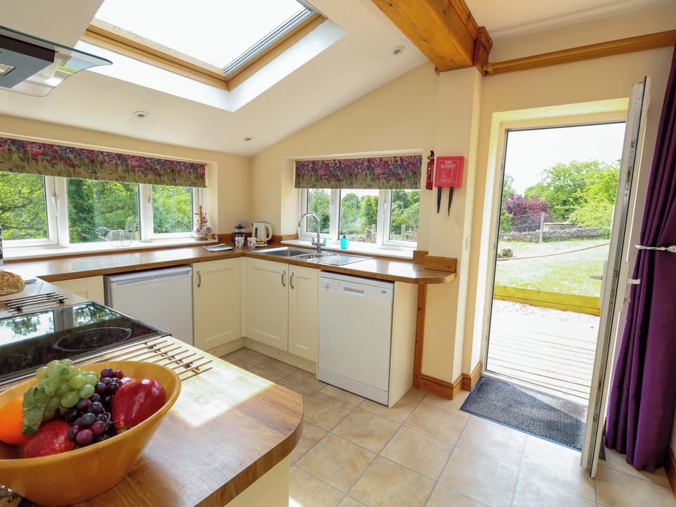 Cottage | Private kitchen | Fridge, microwave, dishwasher, cookware/dishes/utensils