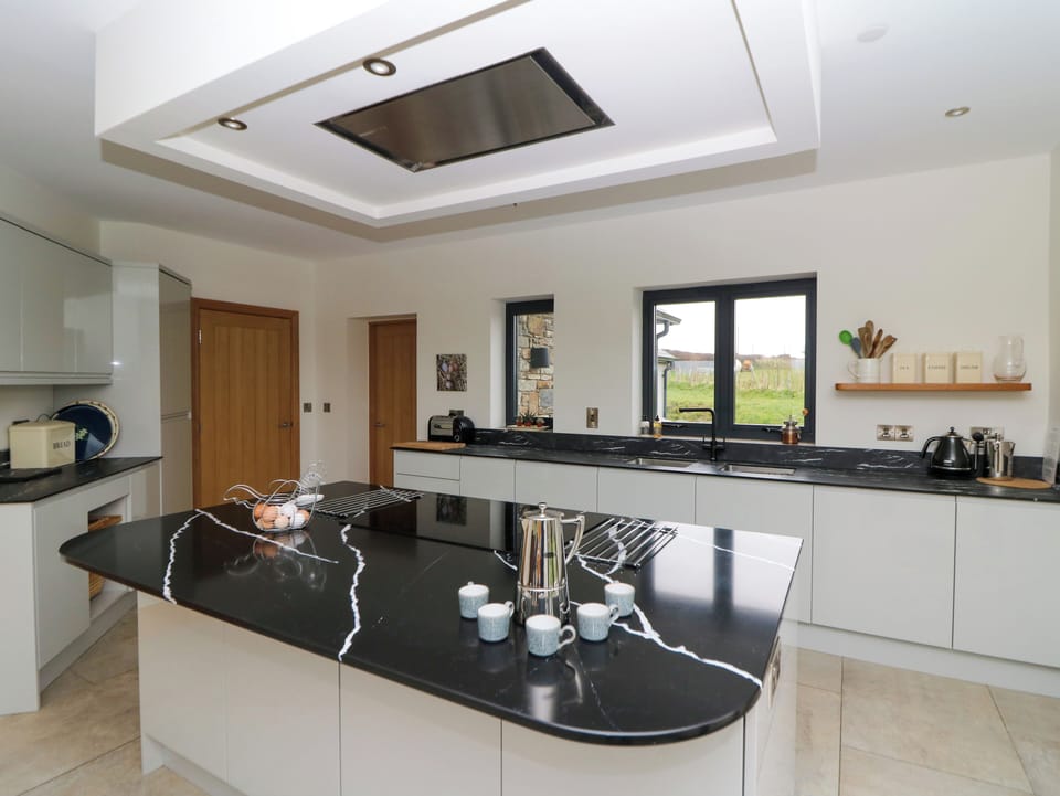 Fridge, microwave, dishwasher, cookware/dishes/utensils