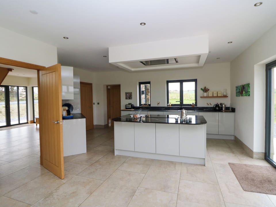 Fridge, microwave, dishwasher, cookware/dishes/utensils