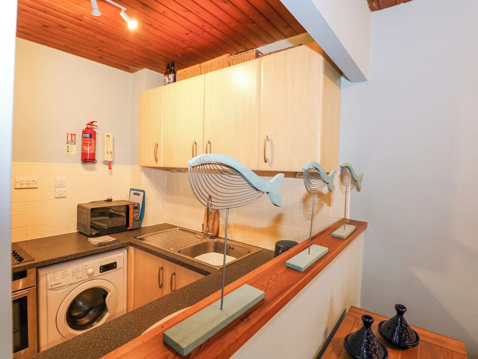 Fridge, cookware/dishes/utensils