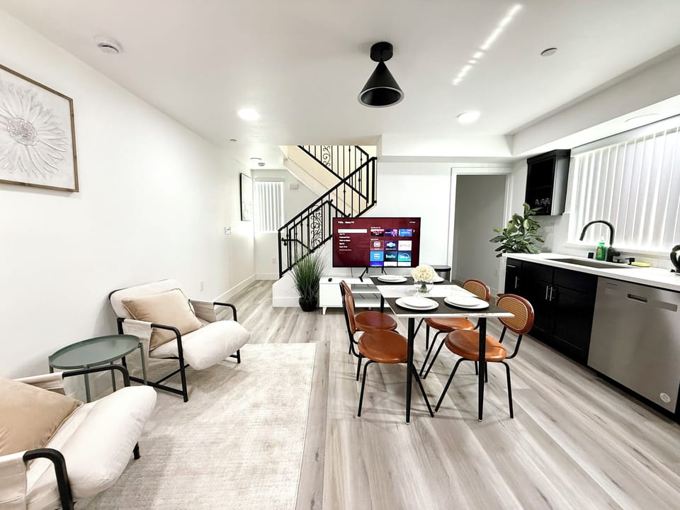 Standard Room, 1 Queen Bed, Non Smoking, Private Bathroom | Shared kitchen | Shared fridge, microwave, coffee/tea maker, electric kettle