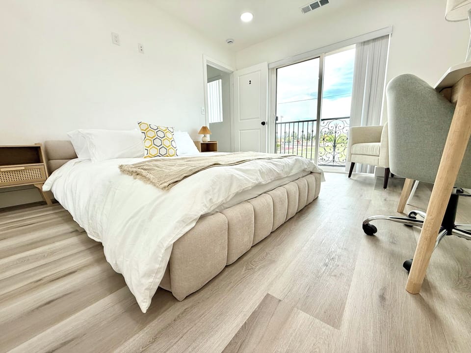 Standard Apartment, 3 Bedrooms, Balcony, Park View (Unit F) | Premium bedding, down comforters, pillowtop beds, individually decorated