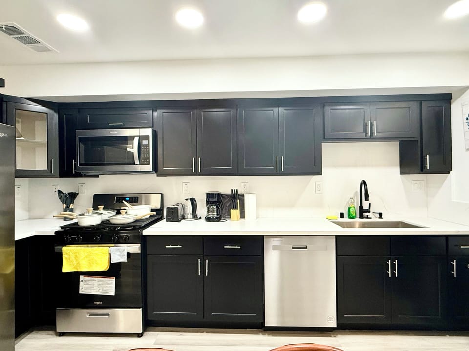 Deluxe Double Room, 1 King Bed, Non Smoking, Private Bathroom | Shared kitchen | Shared fridge, microwave, coffee/tea maker, electric kettle