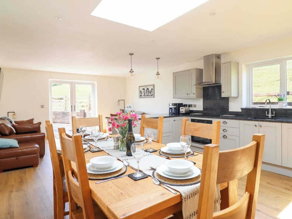 Cottage | Dining