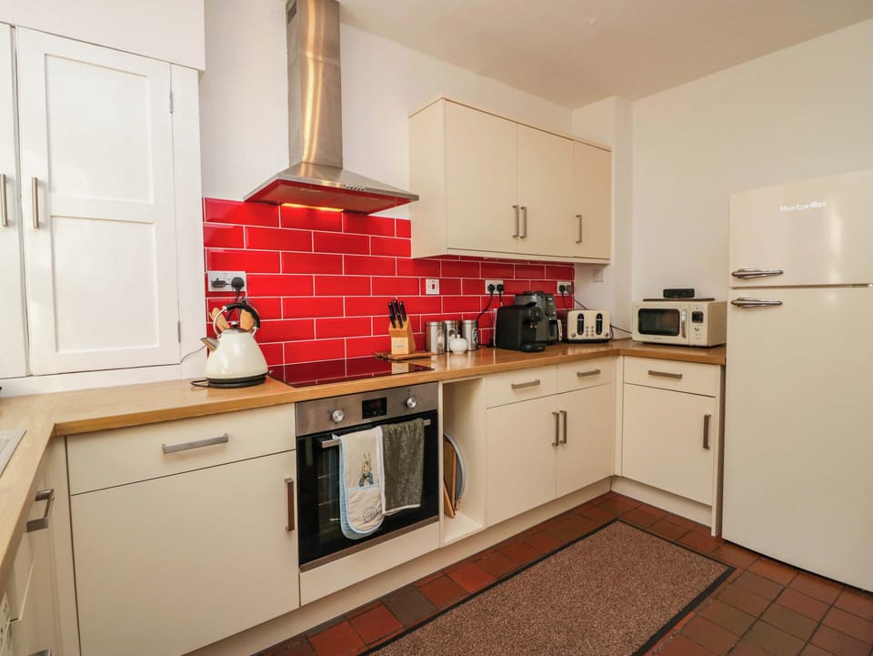 Fridge, dishwasher, cookware/dishes/utensils