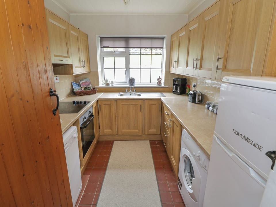 Dishwasher, electric kettle, toaster, cookware/dishes/utensils