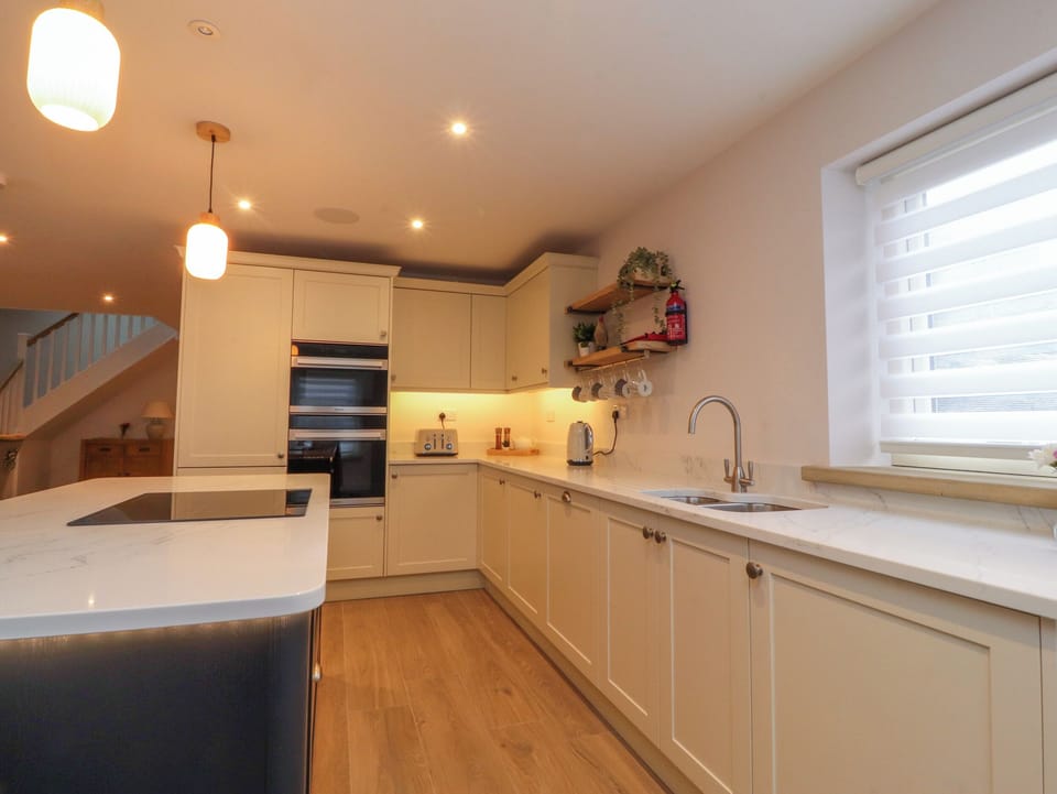 Fridge, dishwasher, cookware/dishes/utensils