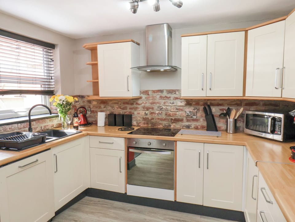 Fridge, dishwasher, cookware/dishes/utensils