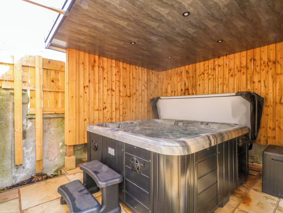 Cottage | Indoor spa tub