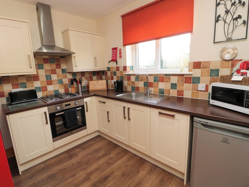 Fridge, dishwasher, cookware/dishes/utensils