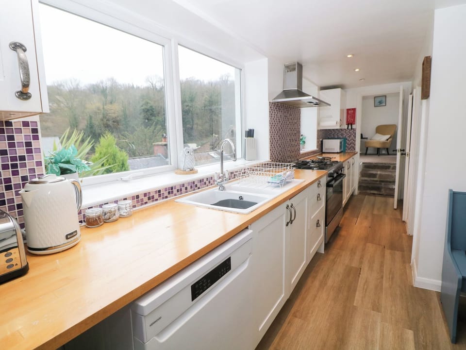 Cottage | Private kitchen | Fridge, dishwasher, toaster, cookware/dishes/utensils