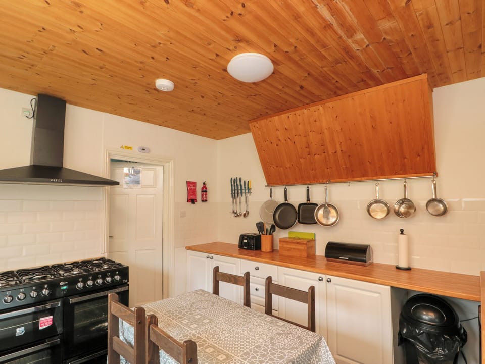 Fridge, dishwasher, toaster, cookware/dishes/utensils