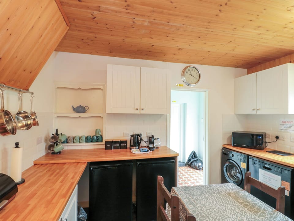 Fridge, dishwasher, toaster, cookware/dishes/utensils