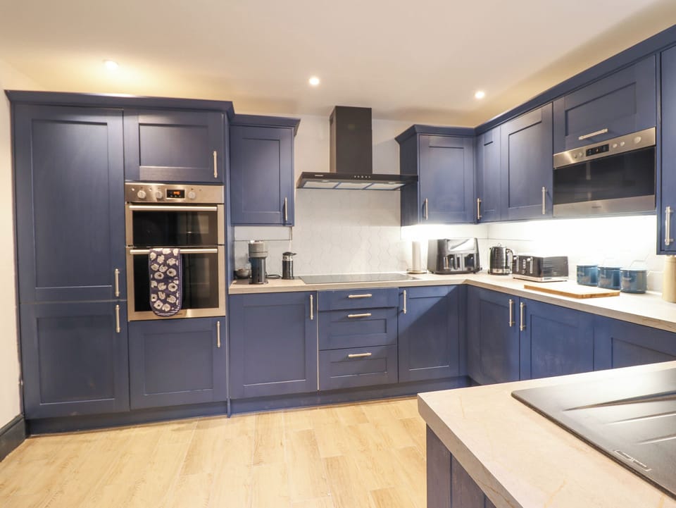 Fridge, cookware/dishes/utensils