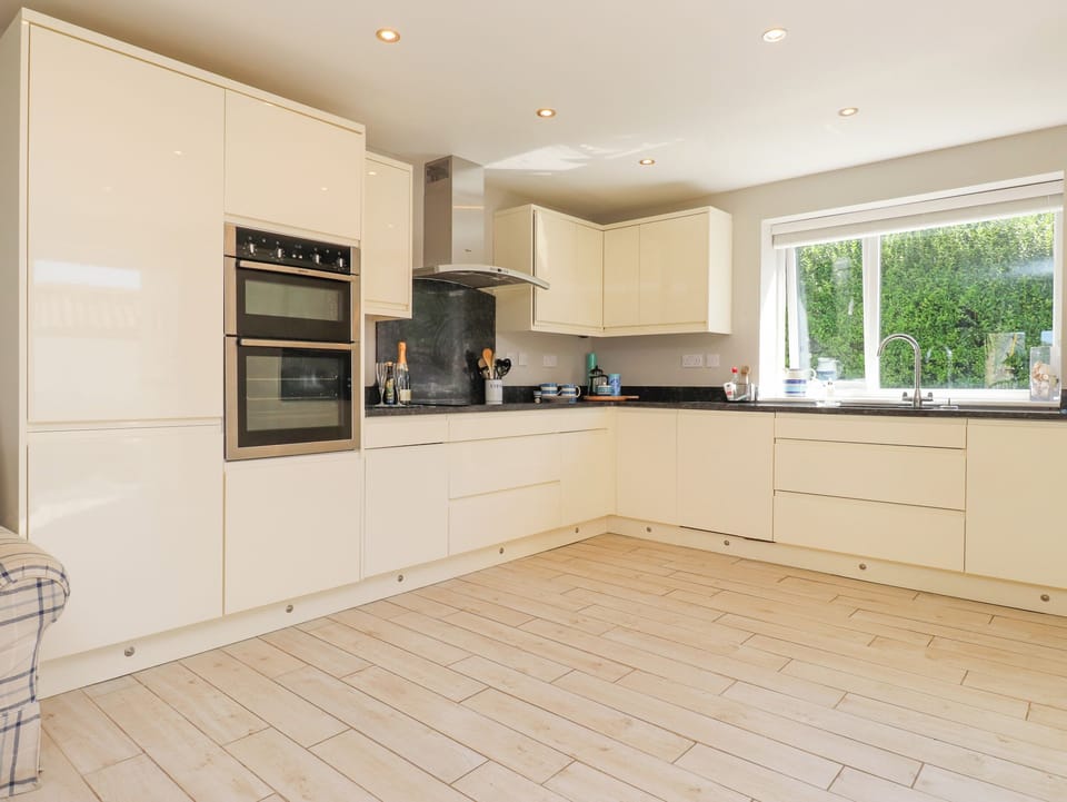 Fridge, dishwasher, cookware/dishes/utensils