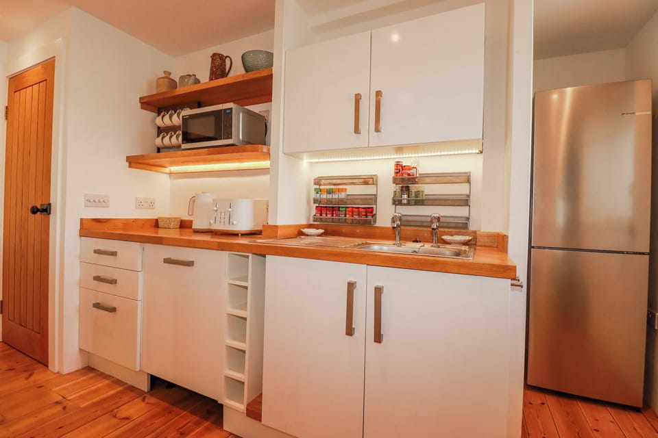 Cottage | Private kitchen | Fridge, dishwasher, electric kettle, toaster