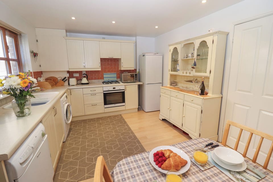 Cottage | Private kitchen | Fridge, toaster, cookware/dishes/utensils