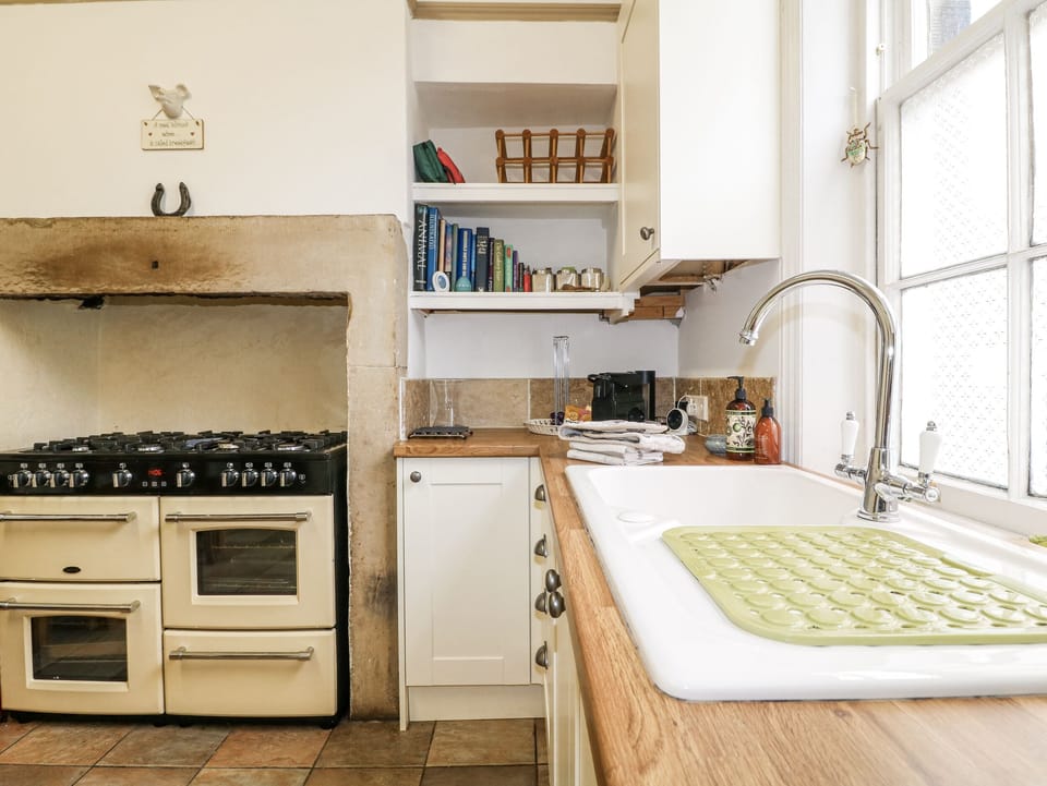 Cottage | Private kitchen | Fridge, dishwasher, electric kettle, toaster