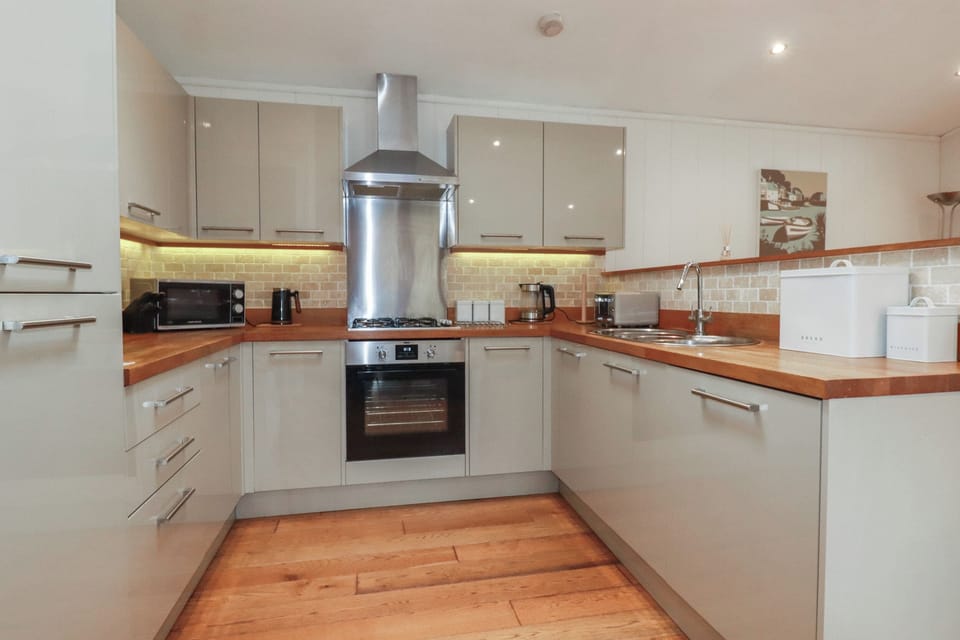 Fridge, dishwasher, electric kettle, cookware/dishes/utensils