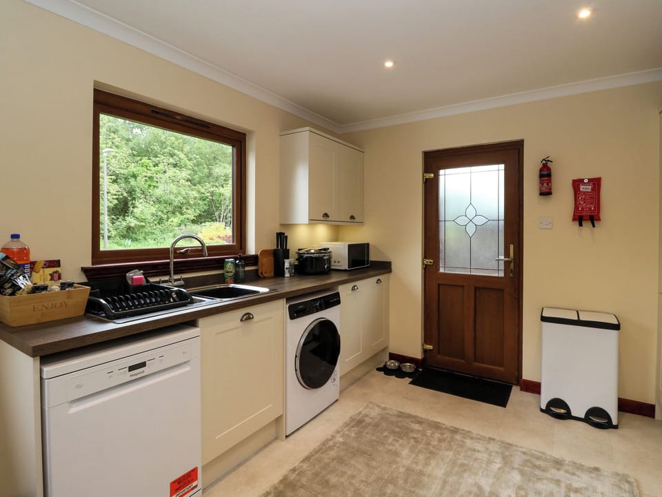 Fridge, dishwasher, cookware/dishes/utensils