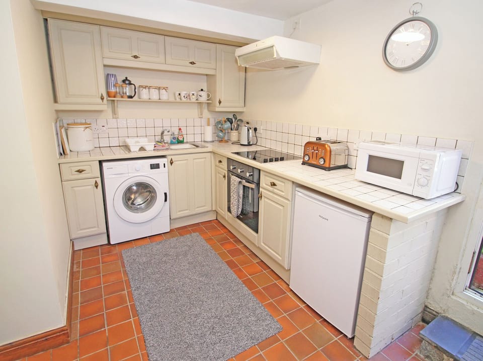 Fridge, cookware/dishes/utensils