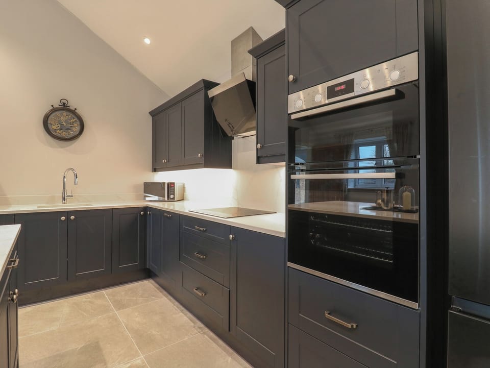 Fridge, dishwasher, cookware/dishes/utensils