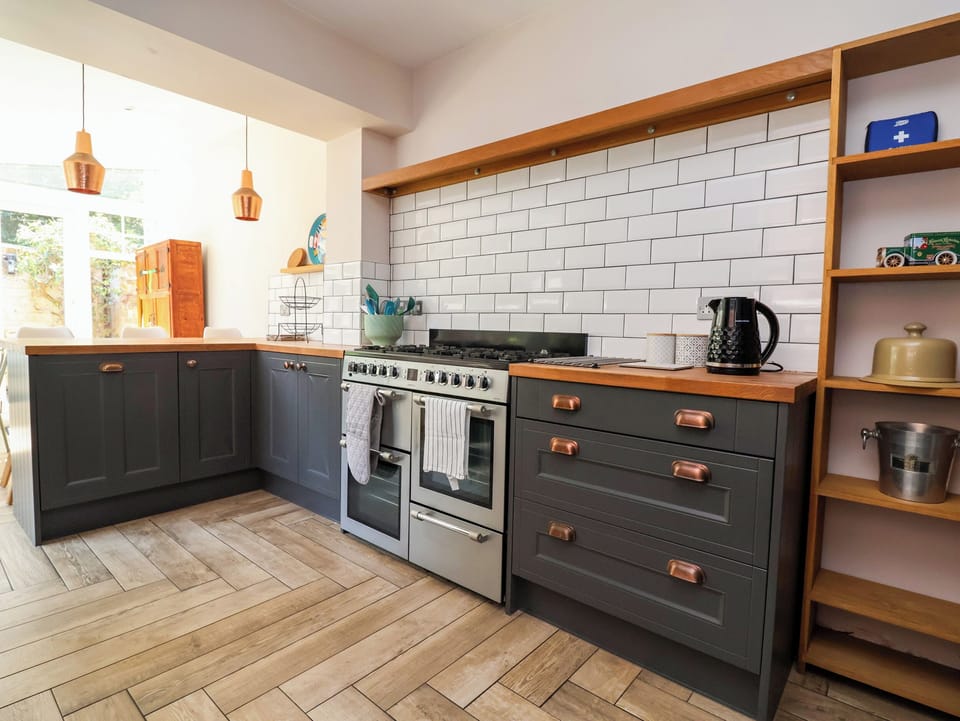 Cottage | Private kitchen | Fridge, microwave, dishwasher, toaster