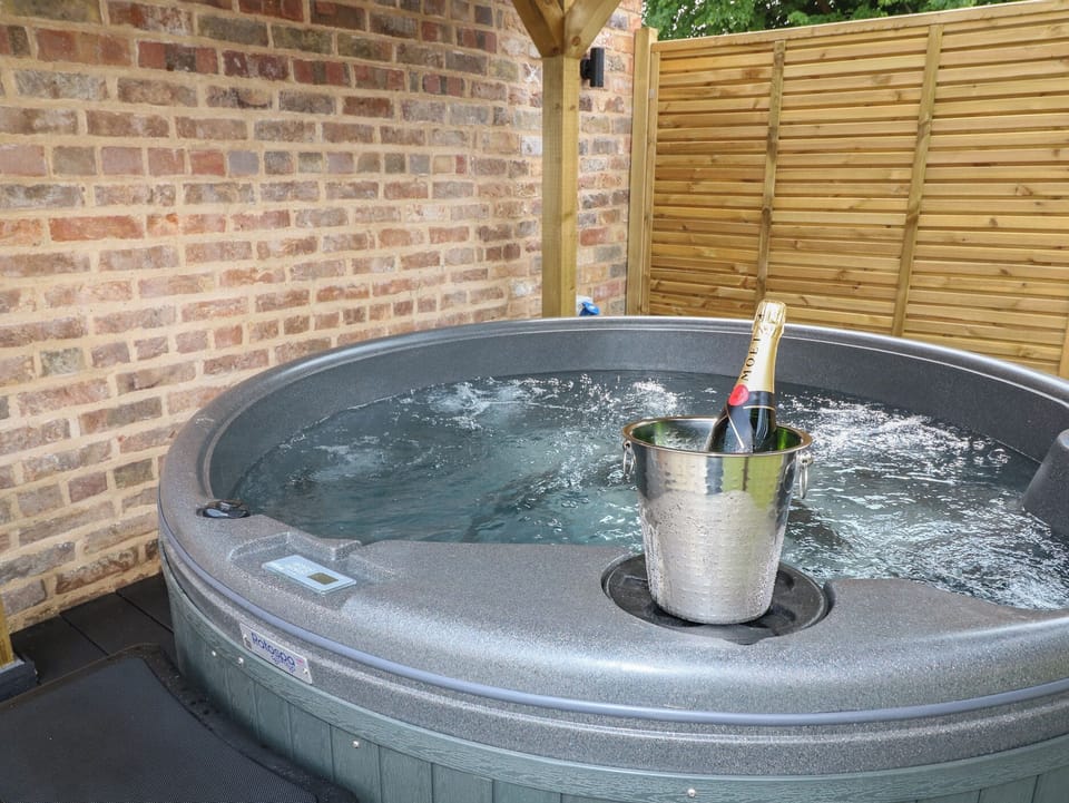 Cottage | Outdoor spa tub