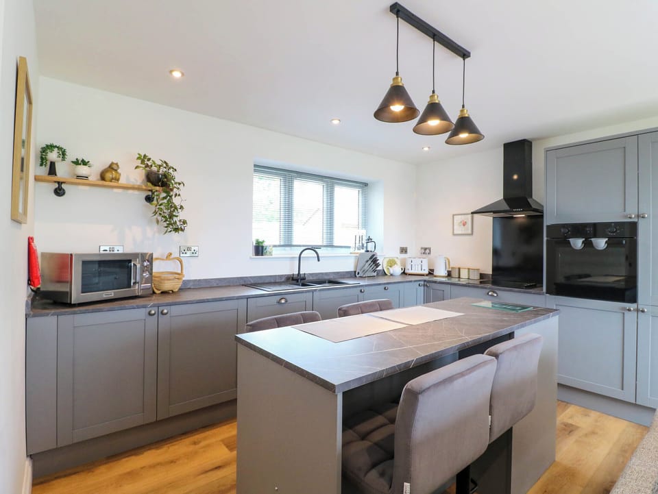 Cottage | Private kitchen | Fridge, dishwasher, electric kettle, toaster