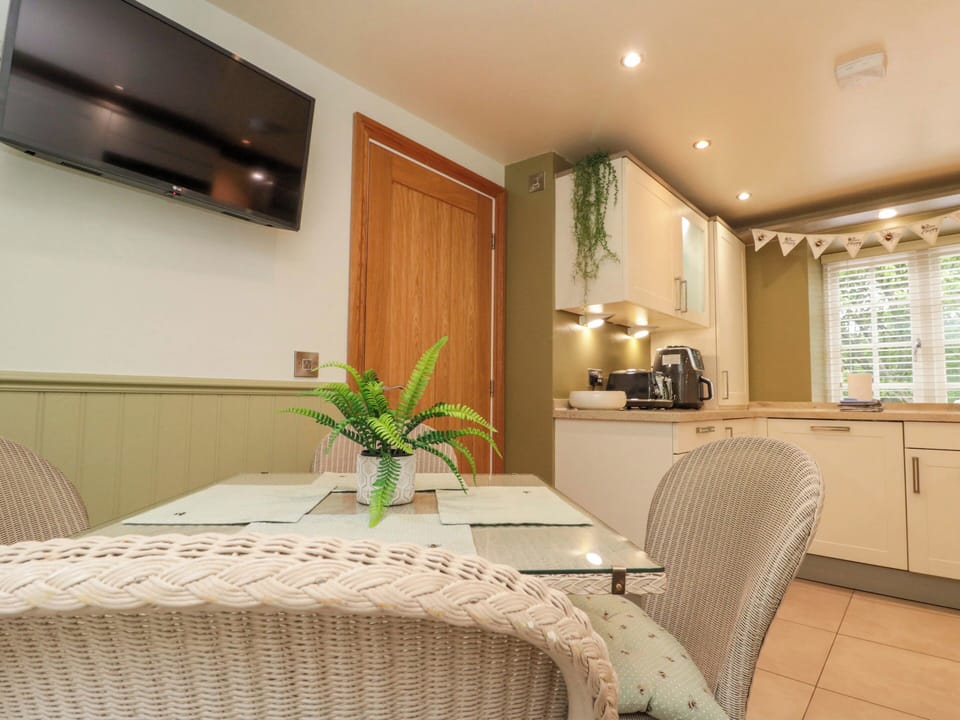 Cottage | Dining