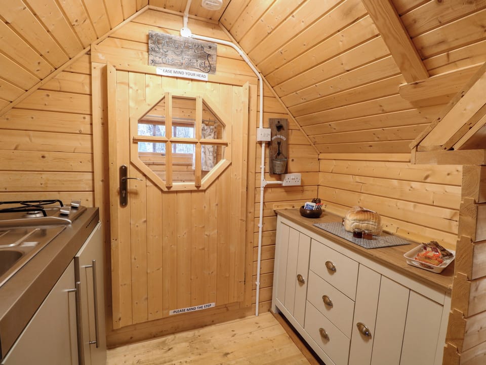 Fridge, cookware/dishes/utensils