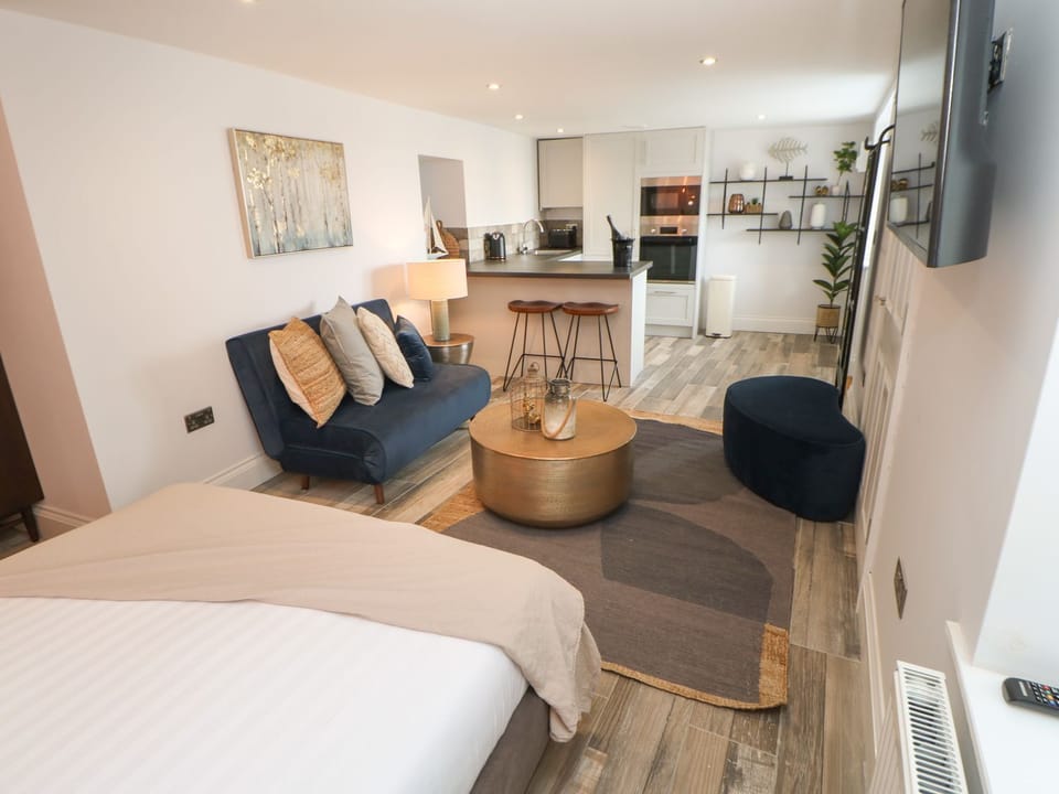 1 bedroom, individually decorated, individually furnished