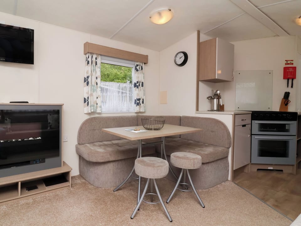 Cottage | Dining