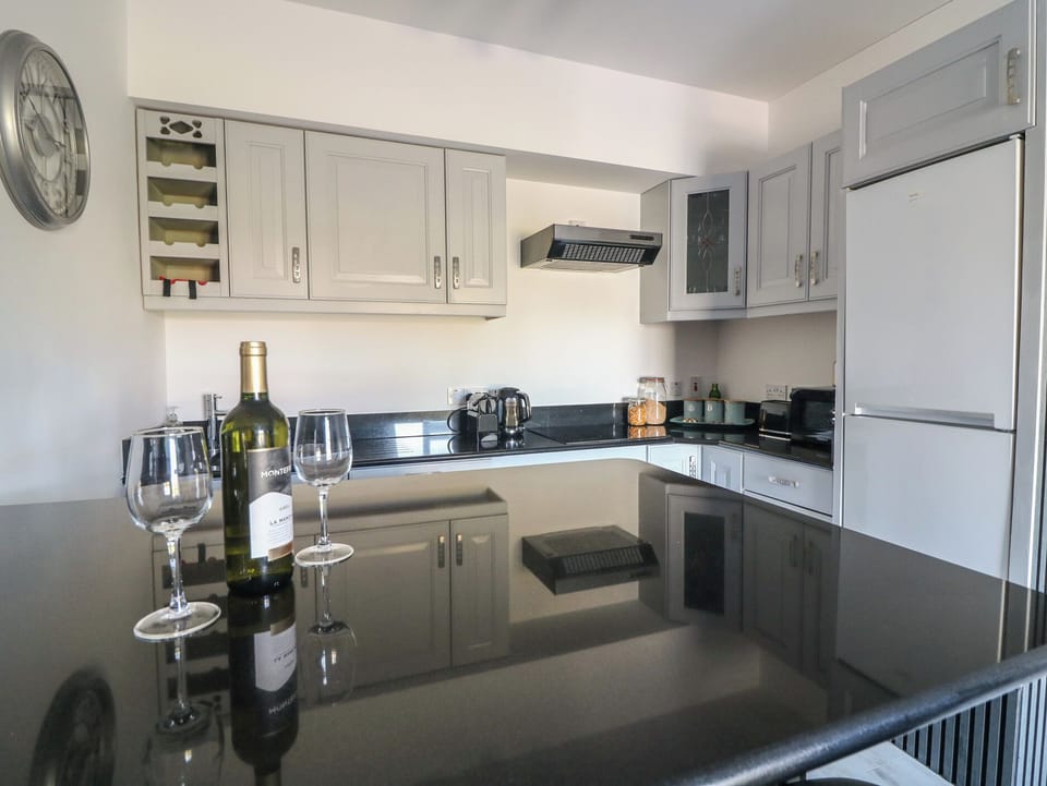 Dishwasher, electric kettle, toaster, cookware/dishes/utensils