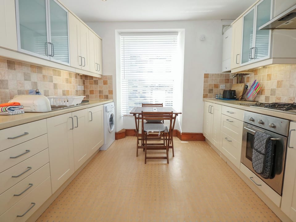 Cottage | Private kitchen | Fridge, cookware/dishes/utensils