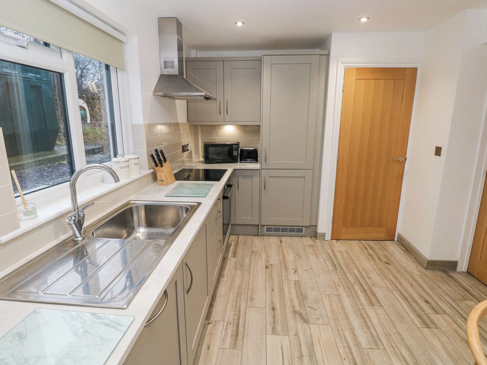 Fridge, dishwasher, cookware/dishes/utensils