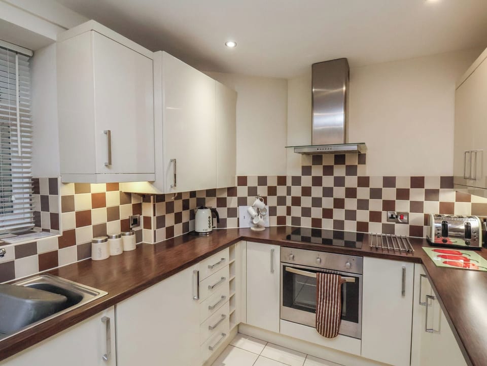 Fridge, microwave, dishwasher, cookware/dishes/utensils