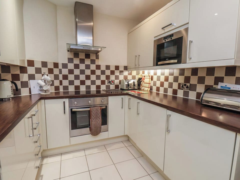 Fridge, microwave, dishwasher, cookware/dishes/utensils