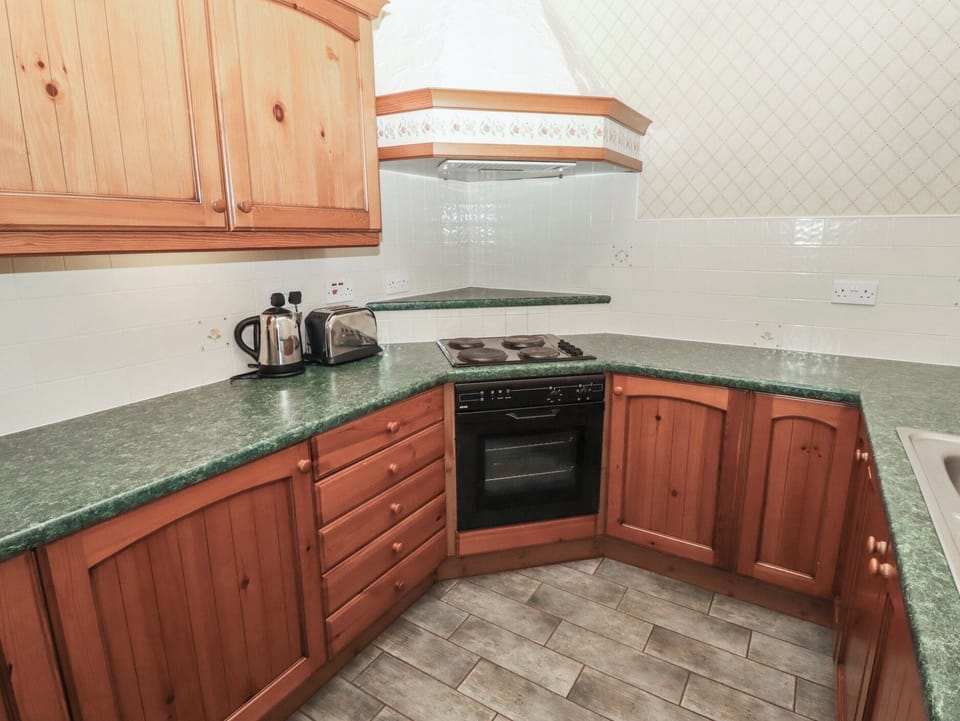 Fridge, microwave, toaster, cookware/dishes/utensils