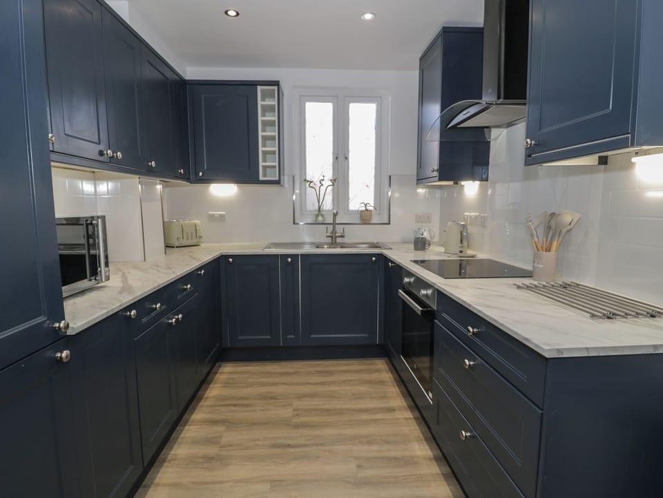 Fridge, dishwasher, toaster, cookware/dishes/utensils