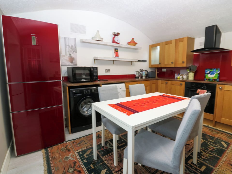 Fridge, dishwasher, cookware/dishes/utensils