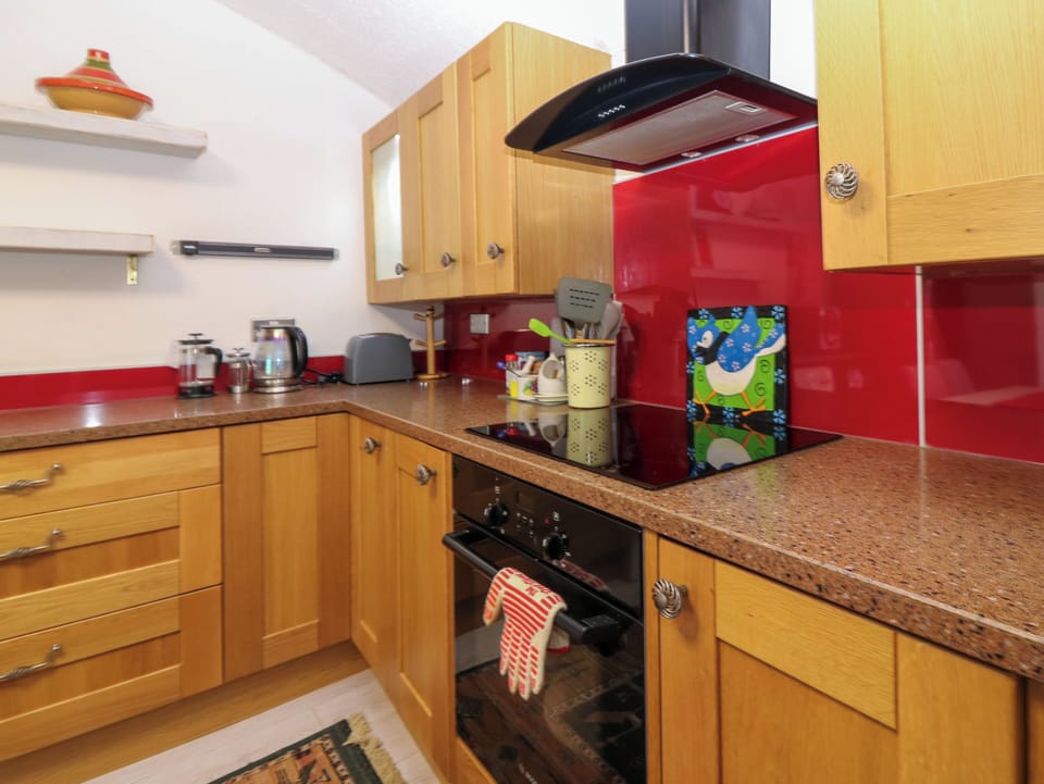 Fridge, dishwasher, cookware/dishes/utensils