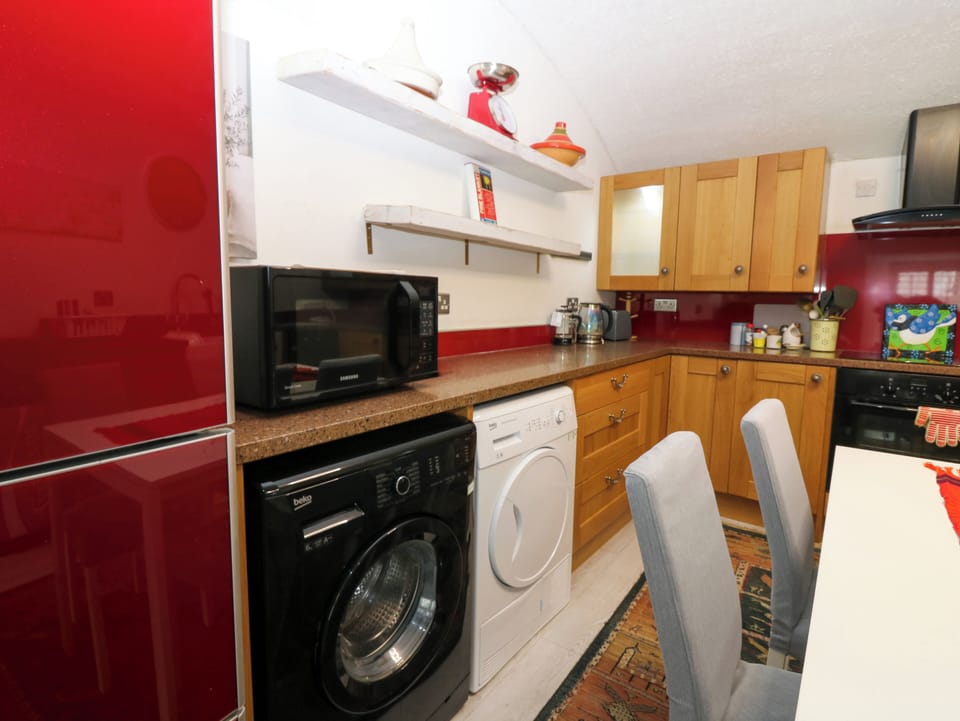 Fridge, dishwasher, cookware/dishes/utensils