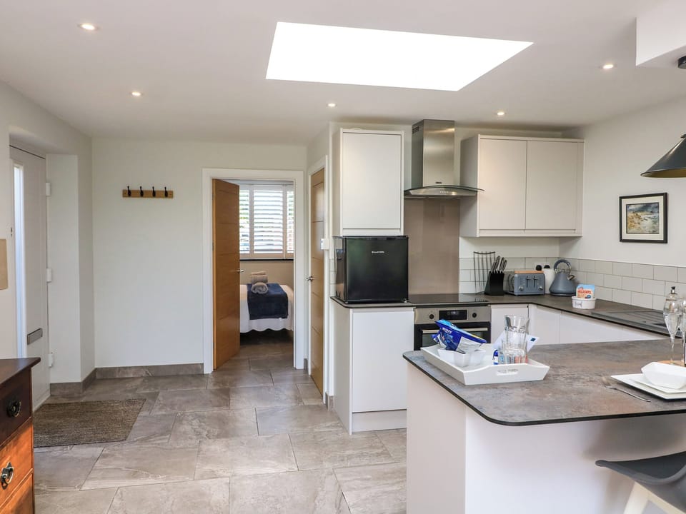 Fridge, dishwasher, cookware/dishes/utensils