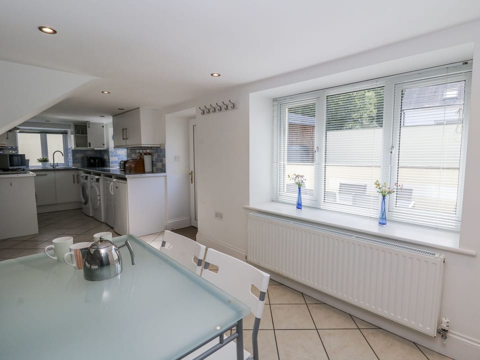 Fridge, dishwasher, cookware/dishes/utensils